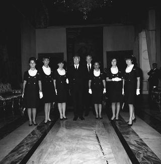 Il Presidente della Repubblica Giuseppe Saragat riceve Nicolò Carandini, Presidente dell'Alitalia, con dirigenti ed equipaggi dell'Alitalia impegnati per i viaggi all'estero del Presidente durante il 1965, con la consegna di diplomi di onorificenze e medaglie ricordo.
