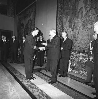 Il Presidente della Repubblica Giuseppe Saragat riceve Nicolò Carandini, Presidente dell'Alitalia, con dirigenti ed equipaggi dell'Alitalia impegnati per i viaggi all'estero del Presidente durante il 1965, con la consegna di diplomi di onorificenze e medaglie ricordo.