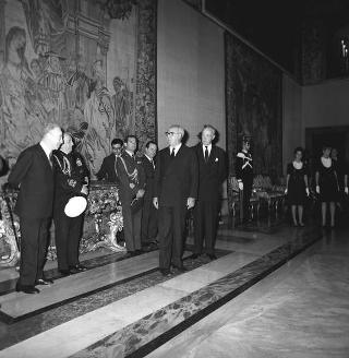 Il Presidente della Repubblica Giuseppe Saragat riceve Nicolò Carandini, Presidente dell'Alitalia, con dirigenti ed equipaggi dell'Alitalia impegnati per i viaggi all'estero del Presidente durante il 1965, con la consegna di diplomi di onorificenze e medaglie ricordo.