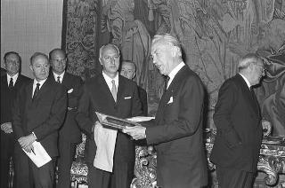 Il Presidente della Repubblica Giuseppe Saragat riceve Nicolò Carandini, Presidente dell'Alitalia, con dirigenti ed equipaggi dell'Alitalia impegnati per i viaggi all'estero del Presidente durante il 1965, con la consegna di diplomi di onorificenze e medaglie ricordo.
