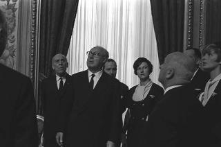 Il Presidente della Repubblica Giuseppe Saragat riceve Nicolò Carandini, Presidente dell'Alitalia, con dirigenti ed equipaggi dell'Alitalia impegnati per i viaggi all'estero del Presidente durante il 1965, con la consegna di diplomi di onorificenze e medaglie ricordo.