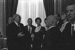 Il Presidente della Repubblica Giuseppe Saragat riceve Nicolò Carandini, Presidente dell'Alitalia, con dirigenti ed equipaggi dell'Alitalia impegnati per i viaggi all'estero del Presidente durante il 1965, con la consegna di diplomi di onorificenze e medaglie ricordo.