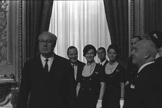 Il Presidente della Repubblica Giuseppe Saragat riceve Nicolò Carandini, Presidente dell'Alitalia, con dirigenti ed equipaggi dell'Alitalia impegnati per i viaggi all'estero del Presidente durante il 1965, con la consegna di diplomi di onorificenze e medaglie ricordo.