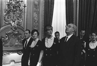 Il Presidente della Repubblica Giuseppe Saragat riceve Nicolò Carandini, Presidente dell'Alitalia, con dirigenti ed equipaggi dell'Alitalia impegnati per i viaggi all'estero del Presidente durante il 1965, con la consegna di diplomi di onorificenze e medaglie ricordo.