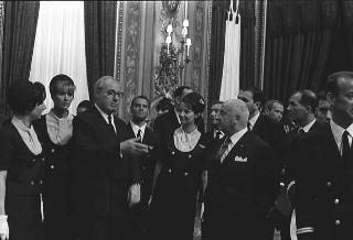 Il Presidente della Repubblica Giuseppe Saragat riceve Nicolò Carandini, Presidente dell'Alitalia, con dirigenti ed equipaggi dell'Alitalia impegnati per i viaggi all'estero del Presidente durante il 1965, con la consegna di diplomi di onorificenze e medaglie ricordo.