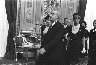 Il Presidente della Repubblica Giuseppe Saragat riceve Nicolò Carandini, Presidente dell'Alitalia, con dirigenti ed equipaggi dell'Alitalia impegnati per i viaggi all'estero del Presidente durante il 1965, con la consegna di diplomi di onorificenze e medaglie ricordo.