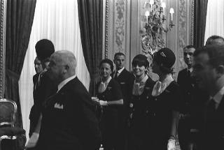 Il Presidente della Repubblica Giuseppe Saragat riceve Nicolò Carandini, Presidente dell'Alitalia, con dirigenti ed equipaggi dell'Alitalia impegnati per i viaggi all'estero del Presidente durante il 1965, con la consegna di diplomi di onorificenze e medaglie ricordo.