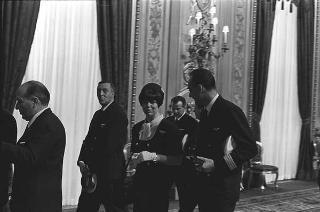 Il Presidente della Repubblica Giuseppe Saragat riceve Nicolò Carandini, Presidente dell'Alitalia, con dirigenti ed equipaggi dell'Alitalia impegnati per i viaggi all'estero del Presidente durante il 1965, con la consegna di diplomi di onorificenze e medaglie ricordo.