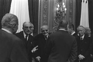 L'on. Aldo Moro, Presidente del Consiglio dei ministri,con  la commissione giudicatrice ed i vincitori del Premio "Penna d'Oro", Prof. Gustavo Del Vecchio, e "Libro d'Oro", Dott. Federico Gentile, per la Casa Editrice Sansone di Firenze, ed altri invitati