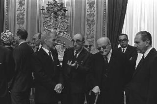 L'on. Aldo Moro, Presidente del Consiglio dei ministri,con  la commissione giudicatrice ed i vincitori del Premio "Penna d'Oro", Prof. Gustavo Del Vecchio, e "Libro d'Oro", Dott. Federico Gentile, per la Casa Editrice Sansone di Firenze, ed altri invitati