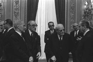 L'on. Aldo Moro, Presidente del Consiglio dei ministri,con  la commissione giudicatrice ed i vincitori del Premio "Penna d'Oro", Prof. Gustavo Del Vecchio, e "Libro d'Oro", Dott. Federico Gentile, per la Casa Editrice Sansone di Firenze, ed altri invitati