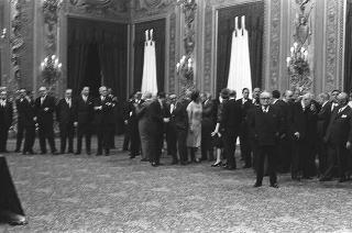 L'on. Aldo Moro, Presidente del Consiglio dei ministri,con  la commissione giudicatrice ed i vincitori del Premio "Penna d'Oro", Prof. Gustavo Del Vecchio, e "Libro d'Oro", Dott. Federico Gentile, per la Casa Editrice Sansone di Firenze, ed altri invitati