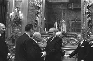L'on. Aldo Moro, Presidente del Consiglio dei ministri,con  la commissione giudicatrice ed i vincitori del Premio "Penna d'Oro", Prof. Gustavo Del Vecchio, e "Libro d'Oro", Dott. Federico Gentile, per la Casa Editrice Sansone di Firenze, ed altri invitati