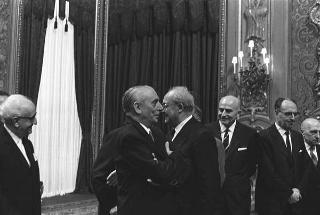 L'on. Aldo Moro, Presidente del Consiglio dei ministri,con  la commissione giudicatrice ed i vincitori del Premio "Penna d'Oro", Prof. Gustavo Del Vecchio, e "Libro d'Oro", Dott. Federico Gentile, per la Casa Editrice Sansone di Firenze, ed altri invitati