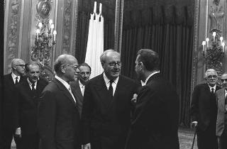 L'on. Aldo Moro, Presidente del Consiglio dei ministri,con  la commissione giudicatrice ed i vincitori del Premio "Penna d'Oro", Prof. Gustavo Del Vecchio, e "Libro d'Oro", Dott. Federico Gentile, per la Casa Editrice Sansone di Firenze, ed altri invitati