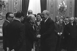 L'on. Aldo Moro, Presidente del Consiglio dei ministri,con  la commissione giudicatrice ed i vincitori del Premio "Penna d'Oro", Prof. Gustavo Del Vecchio, e "Libro d'Oro", Dott. Federico Gentile, per la Casa Editrice Sansone di Firenze, ed altri invitati