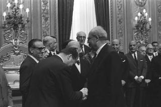 L'on. Aldo Moro, Presidente del Consiglio dei ministri,con  la commissione giudicatrice ed i vincitori del Premio "Penna d'Oro", Prof. Gustavo Del Vecchio, e "Libro d'Oro", Dott. Federico Gentile, per la Casa Editrice Sansone di Firenze, ed altri invitati