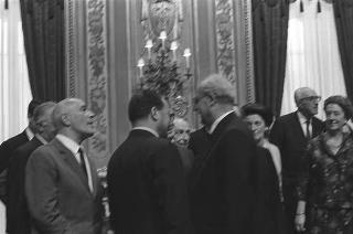 L'on. Aldo Moro, Presidente del Consiglio dei ministri,con  la commissione giudicatrice ed i vincitori del Premio "Penna d'Oro", Prof. Gustavo Del Vecchio, e "Libro d'Oro", Dott. Federico Gentile, per la Casa Editrice Sansone di Firenze, ed altri invitati