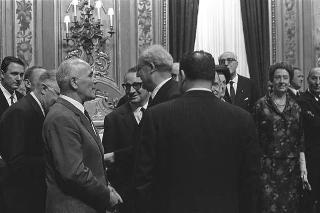 L'on. Aldo Moro, Presidente del Consiglio dei ministri,con  la commissione giudicatrice ed i vincitori del Premio "Penna d'Oro", Prof. Gustavo Del Vecchio, e "Libro d'Oro", Dott. Federico Gentile, per la Casa Editrice Sansone di Firenze, ed altri invitati