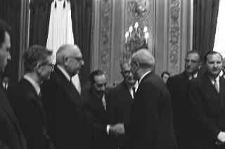 L'on. Aldo Moro, Presidente del Consiglio dei ministri,con  la commissione giudicatrice ed i vincitori del Premio "Penna d'Oro", Prof. Gustavo Del Vecchio, e "Libro d'Oro", Dott. Federico Gentile, per la Casa Editrice Sansone di Firenze, ed altri invitati
