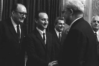 L'on. Aldo Moro, Presidente del Consiglio dei ministri,con  la commissione giudicatrice ed i vincitori del Premio "Penna d'Oro", Prof. Gustavo Del Vecchio, e "Libro d'Oro", Dott. Federico Gentile, per la Casa Editrice Sansone di Firenze, ed altri invitati