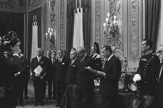 L'on. Aldo Moro, Presidente del Consiglio dei ministri,con  la commissione giudicatrice ed i vincitori del Premio "Penna d'Oro", Prof. Gustavo Del Vecchio, e "Libro d'Oro", Dott. Federico Gentile, per la Casa Editrice Sansone di Firenze, ed altri invitati