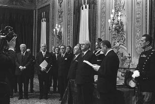 L'on. Aldo Moro, Presidente del Consiglio dei ministri,con  la commissione giudicatrice ed i vincitori del Premio "Penna d'Oro", Prof. Gustavo Del Vecchio, e "Libro d'Oro", Dott. Federico Gentile, per la Casa Editrice Sansone di Firenze, ed altri invitati
