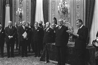 L'on. Aldo Moro, Presidente del Consiglio dei ministri,con  la commissione giudicatrice ed i vincitori del Premio "Penna d'Oro", Prof. Gustavo Del Vecchio, e "Libro d'Oro", Dott. Federico Gentile, per la Casa Editrice Sansone di Firenze, ed altri invitati