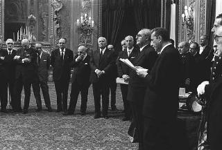 L'on. Aldo Moro, Presidente del Consiglio dei ministri,con  la commissione giudicatrice ed i vincitori del Premio "Penna d'Oro", Prof. Gustavo Del Vecchio, e "Libro d'Oro", Dott. Federico Gentile, per la Casa Editrice Sansone di Firenze, ed altri invitati