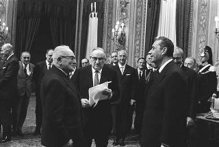 L'on. Aldo Moro, Presidente del Consiglio dei ministri,con  la commissione giudicatrice ed i vincitori del Premio "Penna d'Oro", Prof. Gustavo Del Vecchio, e "Libro d'Oro", Dott. Federico Gentile, per la Casa Editrice Sansone di Firenze, ed altri invitati