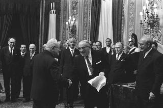 L'on. Aldo Moro, Presidente del Consiglio dei ministri,con  la commissione giudicatrice ed i vincitori del Premio "Penna d'Oro", Prof. Gustavo Del Vecchio, e "Libro d'Oro", Dott. Federico Gentile, per la Casa Editrice Sansone di Firenze, ed altri invitati