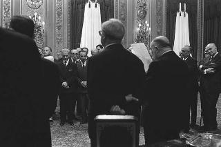 L'on. Aldo Moro, Presidente del Consiglio dei ministri,con  la commissione giudicatrice ed i vincitori del Premio "Penna d'Oro", Prof. Gustavo Del Vecchio, e "Libro d'Oro", Dott. Federico Gentile, per la Casa Editrice Sansone di Firenze, ed altri invitati