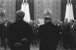 L'on. Aldo Moro, Presidente del Consiglio dei ministri,con  la commissione giudicatrice ed i vincitori del Premio "Penna d'Oro", Prof. Gustavo Del Vecchio, e "Libro d'Oro", Dott. Federico Gentile, per la Casa Editrice Sansone di Firenze, ed altri invitati