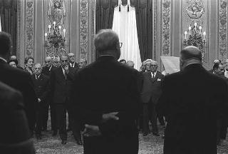L'on. Aldo Moro, Presidente del Consiglio dei ministri,con  la commissione giudicatrice ed i vincitori del Premio "Penna d'Oro", Prof. Gustavo Del Vecchio, e "Libro d'Oro", Dott. Federico Gentile, per la Casa Editrice Sansone di Firenze, ed altri invitati