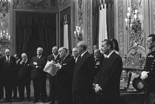 L'on. Aldo Moro, Presidente del Consiglio dei ministri,con  la commissione giudicatrice ed i vincitori del Premio "Penna d'Oro", Prof. Gustavo Del Vecchio, e "Libro d'Oro", Dott. Federico Gentile, per la Casa Editrice Sansone di Firenze, ed altri invitati
