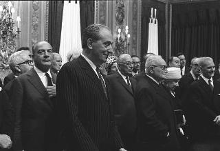 L'on. Aldo Moro, Presidente del Consiglio dei ministri,con  la commissione giudicatrice ed i vincitori del Premio "Penna d'Oro", Prof. Gustavo Del Vecchio, e "Libro d'Oro", Dott. Federico Gentile, per la Casa Editrice Sansone di Firenze, ed altri invitati