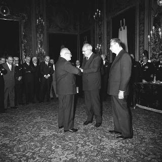 L'on. Aldo Moro, Presidente del Consiglio dei ministri,con  la commissione giudicatrice ed i vincitori del Premio "Penna d'Oro", Prof. Gustavo Del Vecchio, e "Libro d'Oro", Dott. Federico Gentile, per la Casa Editrice Sansone di Firenze, ed altri invitati