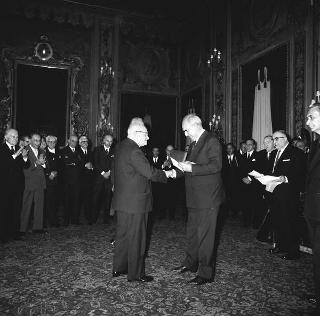 L'on. Aldo Moro, Presidente del Consiglio dei ministri,con  la commissione giudicatrice ed i vincitori del Premio "Penna d'Oro", Prof. Gustavo Del Vecchio, e "Libro d'Oro", Dott. Federico Gentile, per la Casa Editrice Sansone di Firenze, ed altri invitati