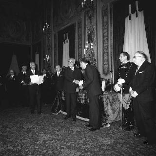 L'on. Aldo Moro, Presidente del Consiglio dei ministri,con  la commissione giudicatrice ed i vincitori del Premio "Penna d'Oro", Prof. Gustavo Del Vecchio, e "Libro d'Oro", Dott. Federico Gentile, per la Casa Editrice Sansone di Firenze, ed altri invitati