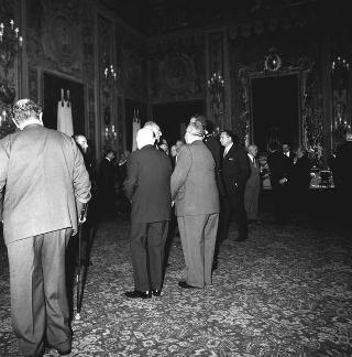 L'on. Aldo Moro, Presidente del Consiglio dei ministri,con  la commissione giudicatrice ed i vincitori del Premio "Penna d'Oro", Prof. Gustavo Del Vecchio, e "Libro d'Oro", Dott. Federico Gentile, per la Casa Editrice Sansone di Firenze, ed altri invitati