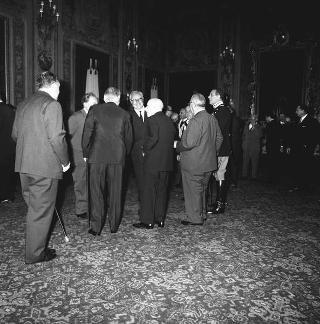 L'on. Aldo Moro, Presidente del Consiglio dei ministri,con  la commissione giudicatrice ed i vincitori del Premio "Penna d'Oro", Prof. Gustavo Del Vecchio, e "Libro d'Oro", Dott. Federico Gentile, per la Casa Editrice Sansone di Firenze, ed altri invitati