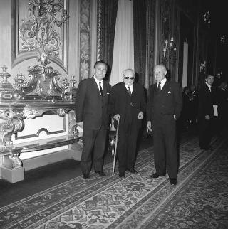 L'on. Aldo Moro, Presidente del Consiglio dei ministri,con  la commissione giudicatrice ed i vincitori del Premio "Penna d'Oro", Prof. Gustavo Del Vecchio, e "Libro d'Oro", Dott. Federico Gentile, per la Casa Editrice Sansone di Firenze, ed altri invitati