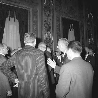 L'on. Aldo Moro, Presidente del Consiglio dei ministri,con  la commissione giudicatrice ed i vincitori del Premio "Penna d'Oro", Prof. Gustavo Del Vecchio, e "Libro d'Oro", Dott. Federico Gentile, per la Casa Editrice Sansone di Firenze, ed altri invitati