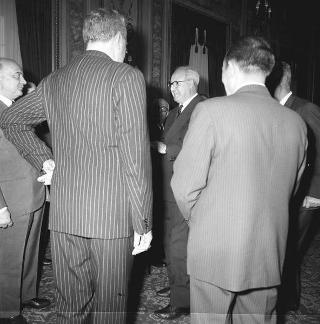 L'on. Aldo Moro, Presidente del Consiglio dei ministri,con  la commissione giudicatrice ed i vincitori del Premio "Penna d'Oro", Prof. Gustavo Del Vecchio, e "Libro d'Oro", Dott. Federico Gentile, per la Casa Editrice Sansone di Firenze, ed altri invitati