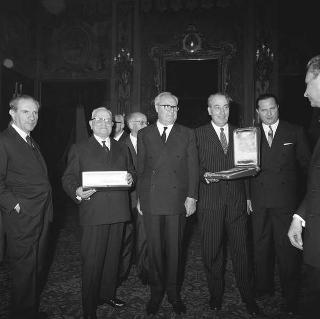 L'on. Aldo Moro, Presidente del Consiglio dei ministri,con  la commissione giudicatrice ed i vincitori del Premio "Penna d'Oro", Prof. Gustavo Del Vecchio, e "Libro d'Oro", Dott. Federico Gentile, per la Casa Editrice Sansone di Firenze, ed altri invitati