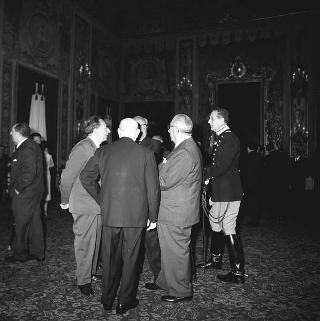 L'on. Aldo Moro, Presidente del Consiglio dei ministri,con  la commissione giudicatrice ed i vincitori del Premio "Penna d'Oro", Prof. Gustavo Del Vecchio, e "Libro d'Oro", Dott. Federico Gentile, per la Casa Editrice Sansone di Firenze, ed altri invitati
