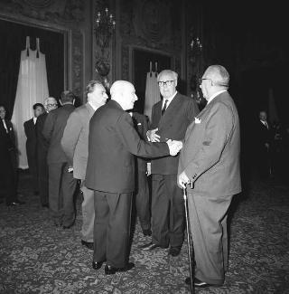 L'on. Aldo Moro, Presidente del Consiglio dei ministri,con  la commissione giudicatrice ed i vincitori del Premio "Penna d'Oro", Prof. Gustavo Del Vecchio, e "Libro d'Oro", Dott. Federico Gentile, per la Casa Editrice Sansone di Firenze, ed altri invitati