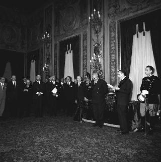 L'on. Aldo Moro, Presidente del Consiglio dei ministri,con  la commissione giudicatrice ed i vincitori del Premio "Penna d'Oro", Prof. Gustavo Del Vecchio, e "Libro d'Oro", Dott. Federico Gentile, per la Casa Editrice Sansone di Firenze, ed altri invitati