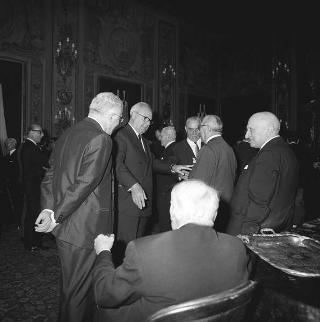 L'on. Aldo Moro, Presidente del Consiglio dei ministri,con  la commissione giudicatrice ed i vincitori del Premio "Penna d'Oro", Prof. Gustavo Del Vecchio, e "Libro d'Oro", Dott. Federico Gentile, per la Casa Editrice Sansone di Firenze, ed altri invitati