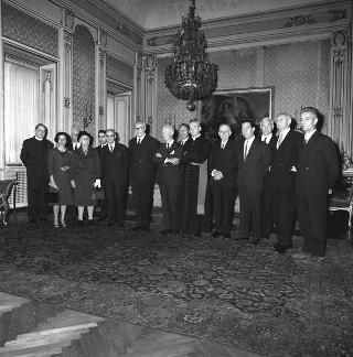 Il Presidente della Repubblica Giuseppe Saragat riceve in udienza Pietro Romanelli, Presidente dell'Associazione internazionale di archeologia classica, con i componenti l'Associazione